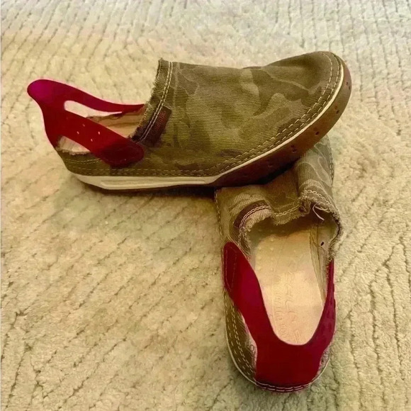 Womans Columbia slip on shoes. Size 6. - Picture 3 of 8